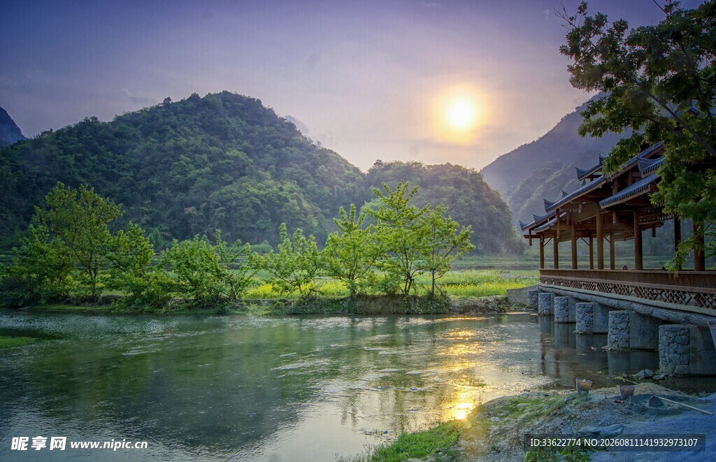 湖畔古亭映夕阳美景