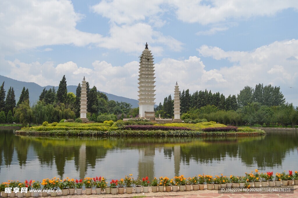 湖畔双塔映景