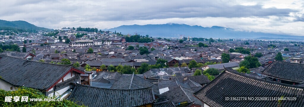 俯瞰古村落的宁静景致