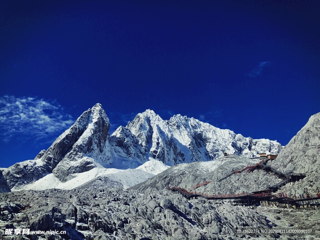 巍峨雪山壮丽景致