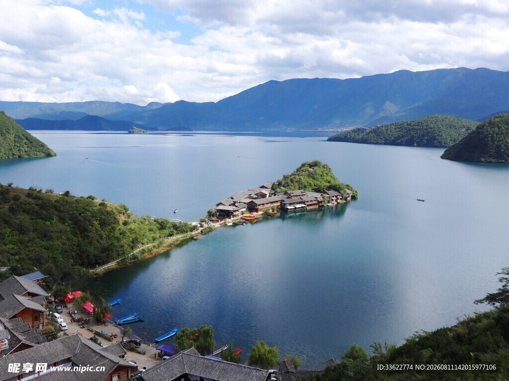 湖光山色中的美丽岛屿