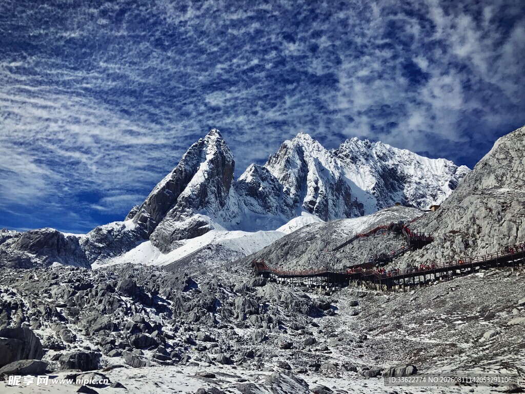 巍峨雪山壮丽景致