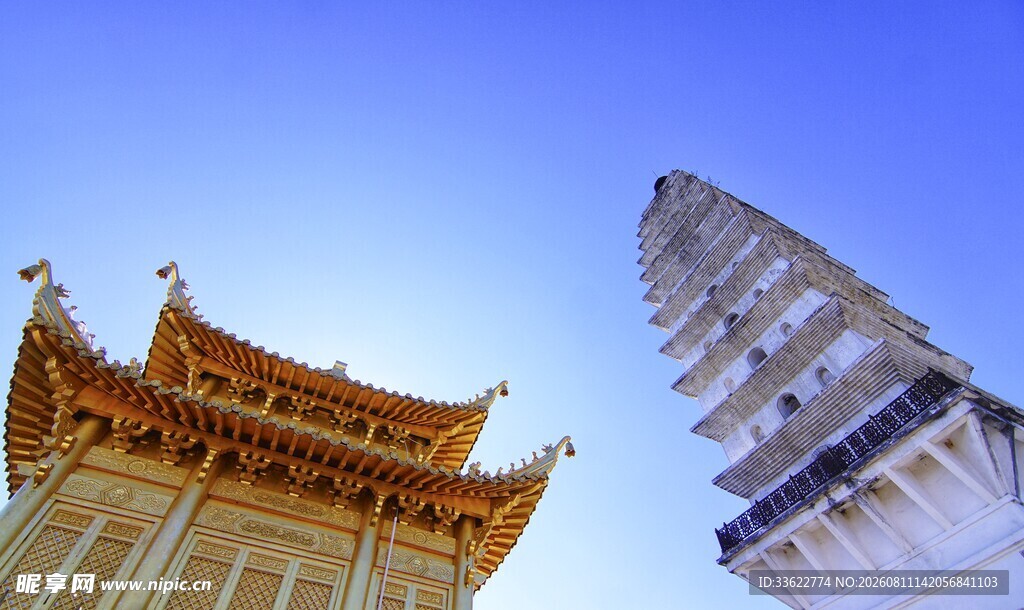 中式古建与现代高楼相映