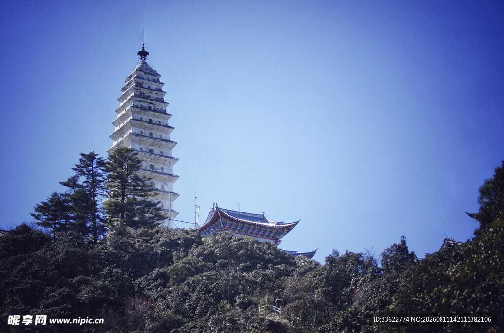 古塔屹立于葱郁山林间