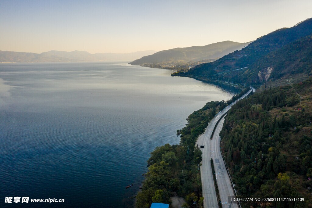 公路沿湖蜿蜒于山间美景