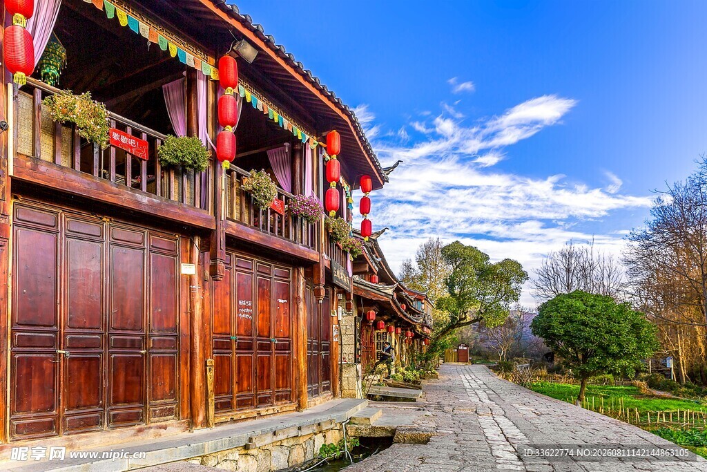 古雅木质建筑旁的宁静小道