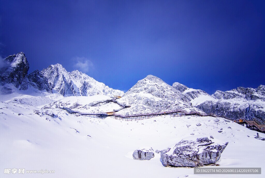雪山壮丽风光