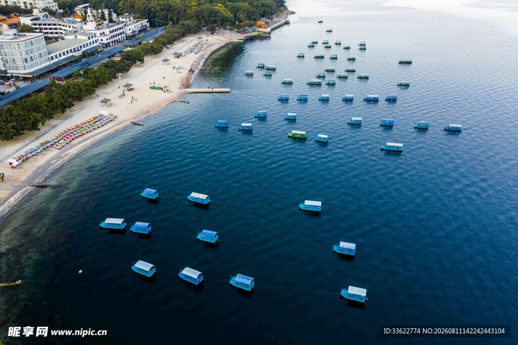 海上蓝色浮排景观