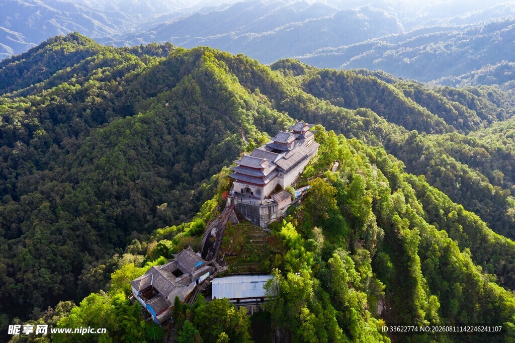 山间古建隐于葱郁山林