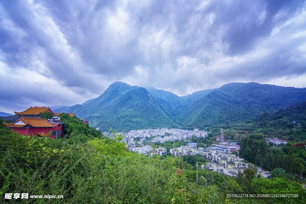 山间古建与壮丽风景