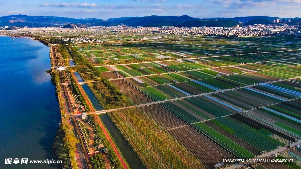湖畔广袤农田田园风光