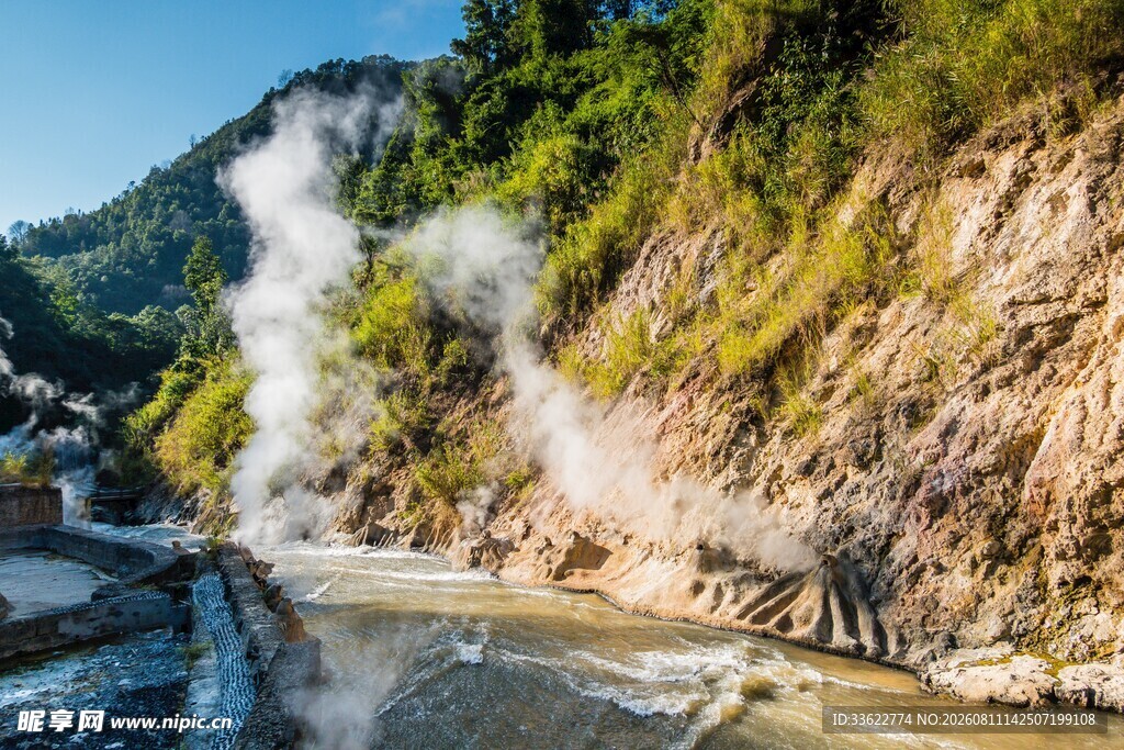 山间温泉场景