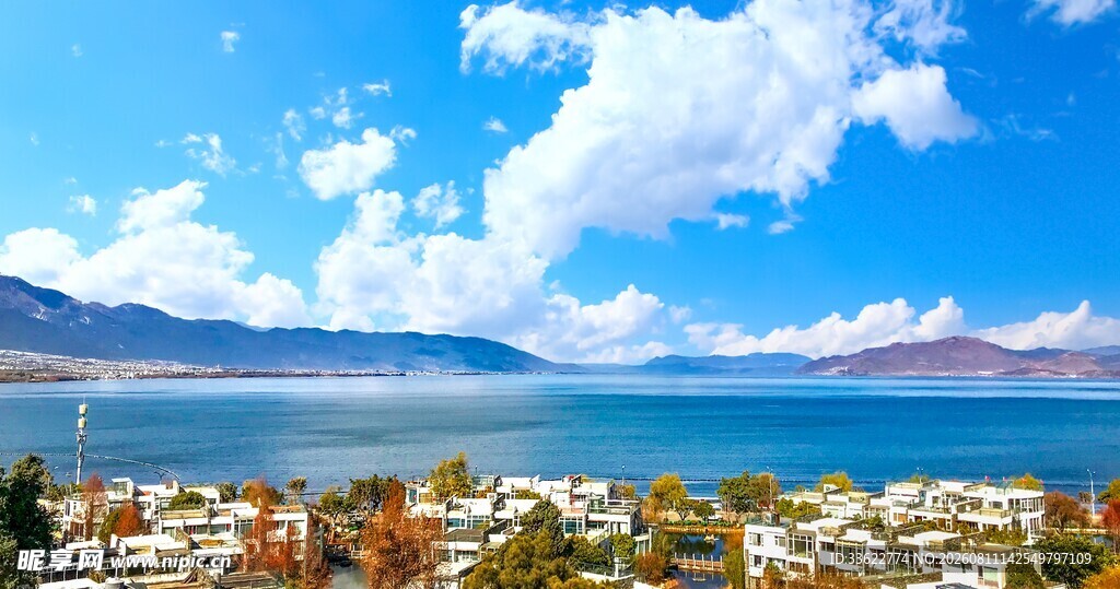美丽湖景与远处山峦风光