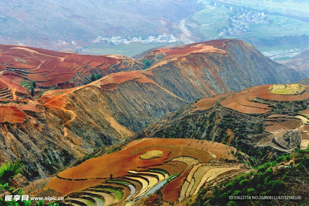 七彩山峦壮丽风光
