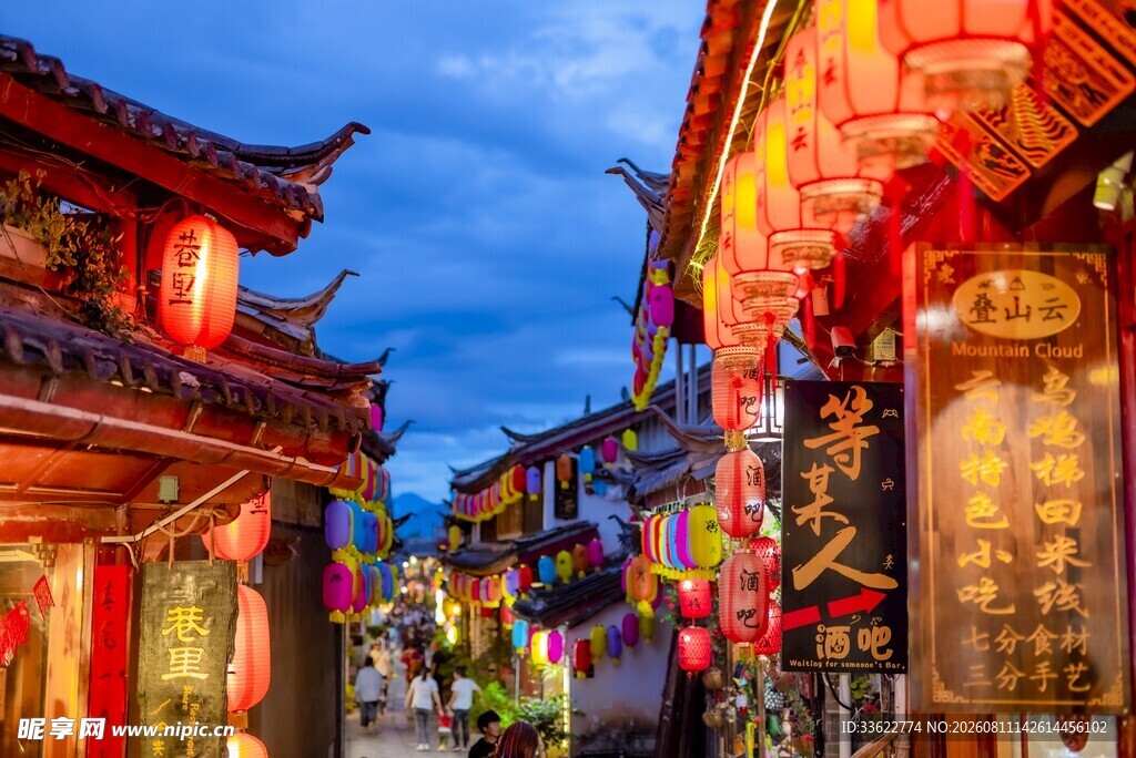古街夜景 传统建筑灯火璀璨