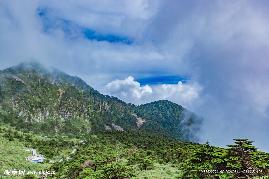 山间云海环绕的翠绿山峦