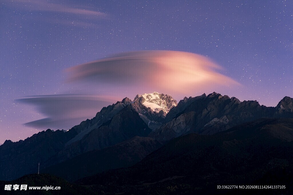 梦幻山间奇景 彩云绕峰巅