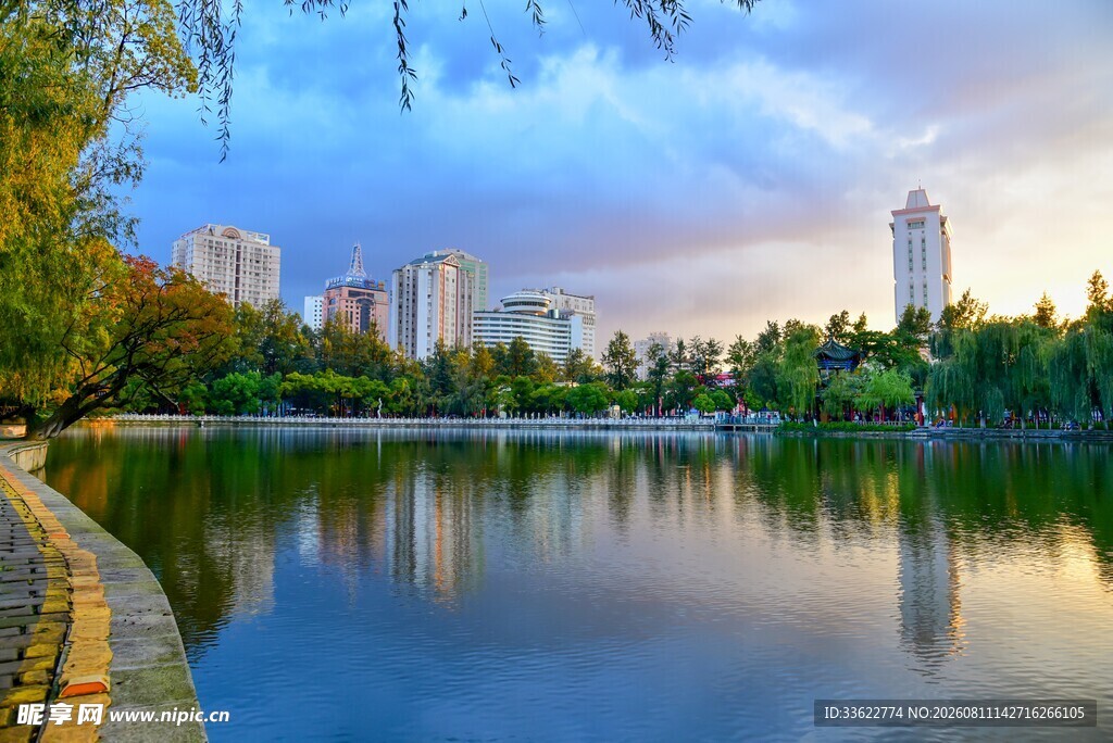湖畔城市风光 宁静美好