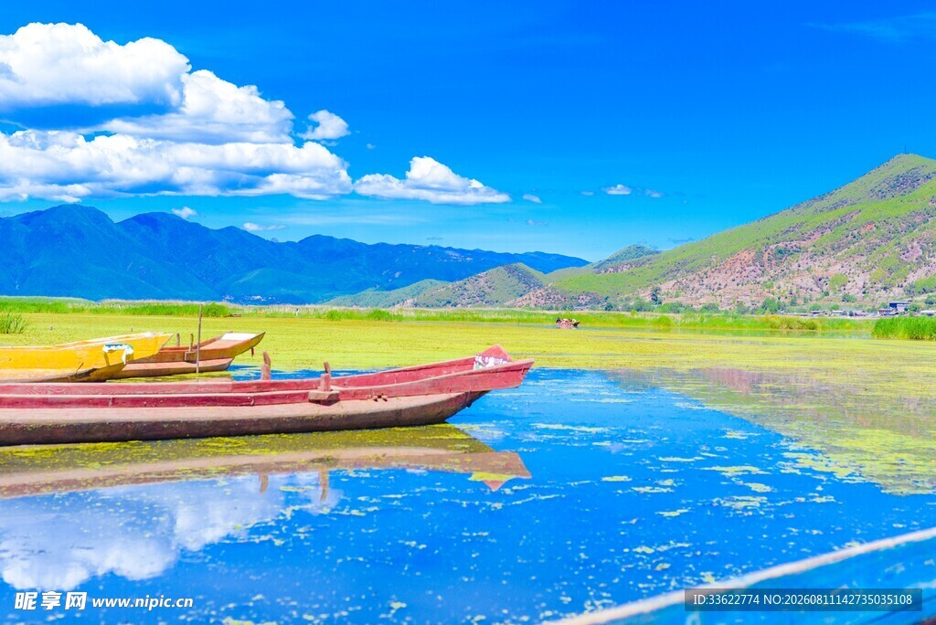 湖畔小船映蓝天美景