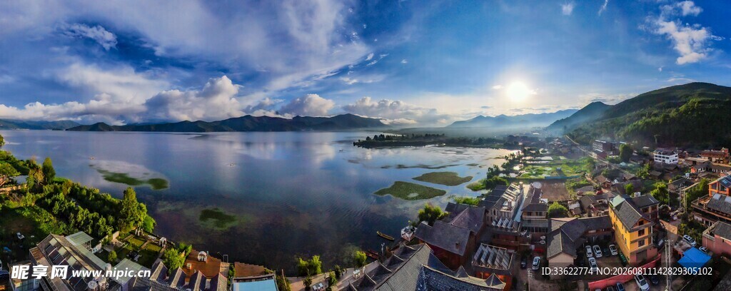 湖畔小镇全景风光
