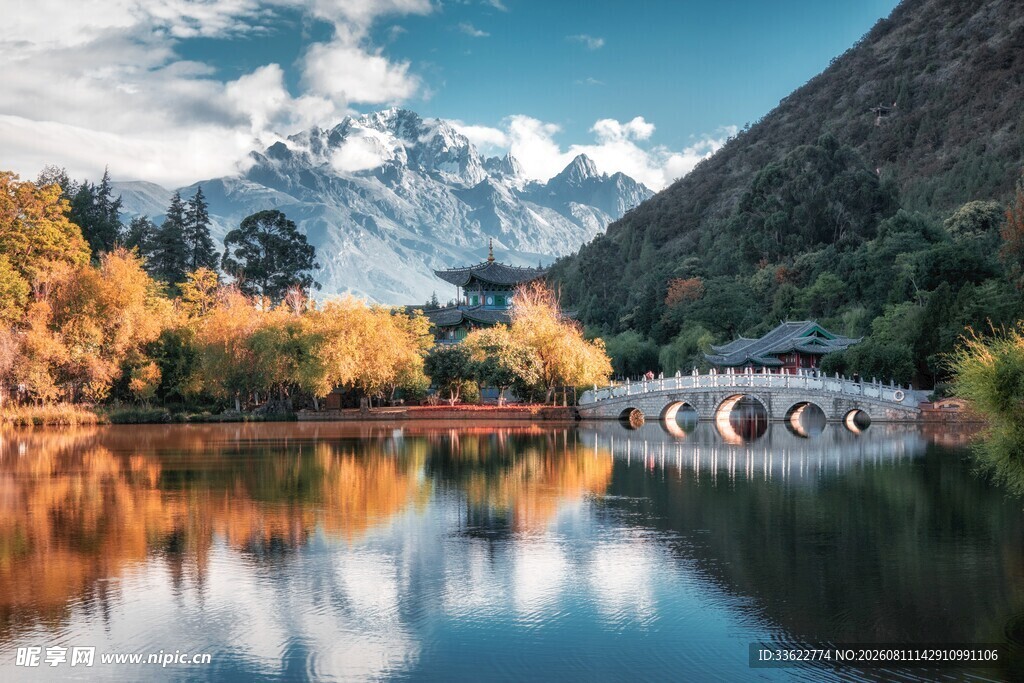 秋日湖畔雪山美景