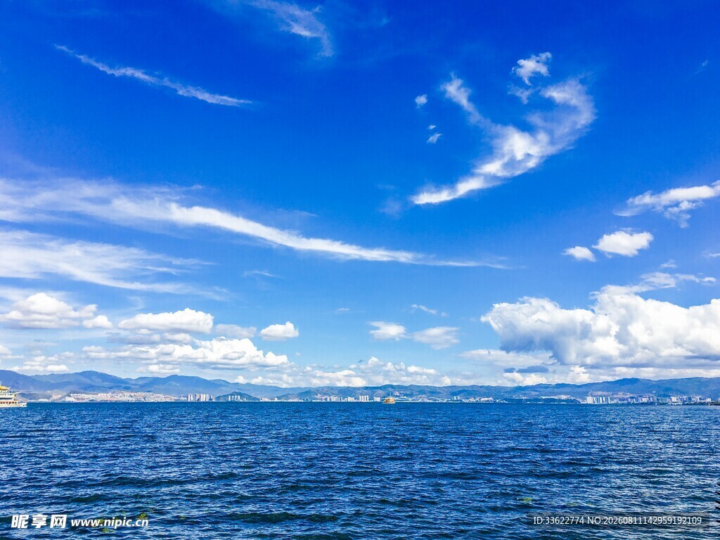蔚蓝大海与蓝天白云美景