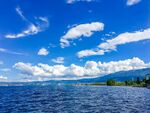 美丽湖畔蓝天美景