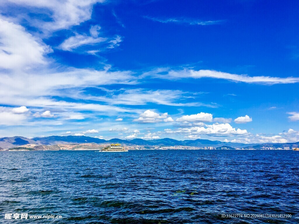 碧海蓝天的壮阔湖景