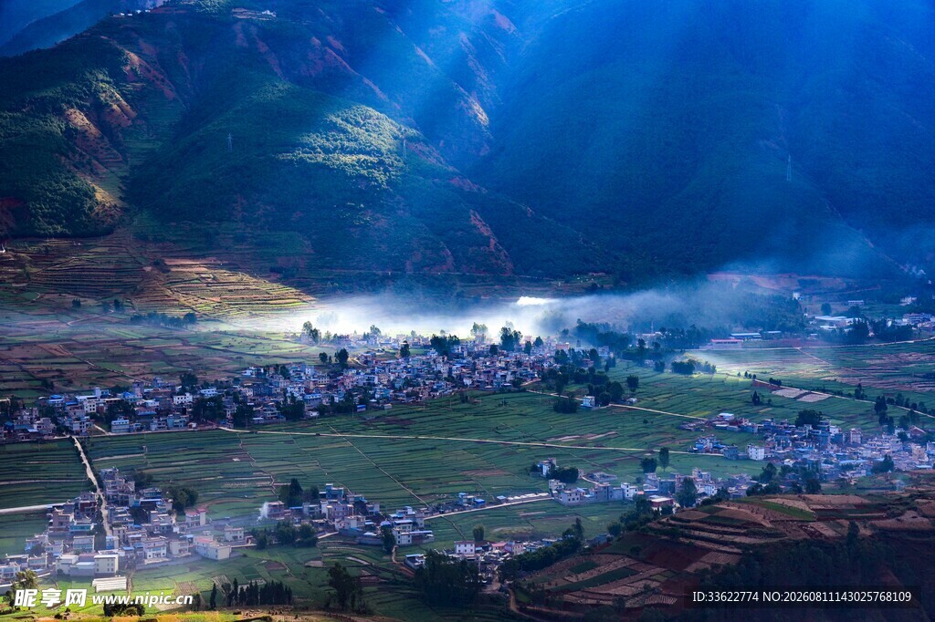 山间村落晨光美景
