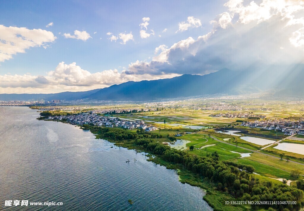 河畔美景 阳光照耀田园风光