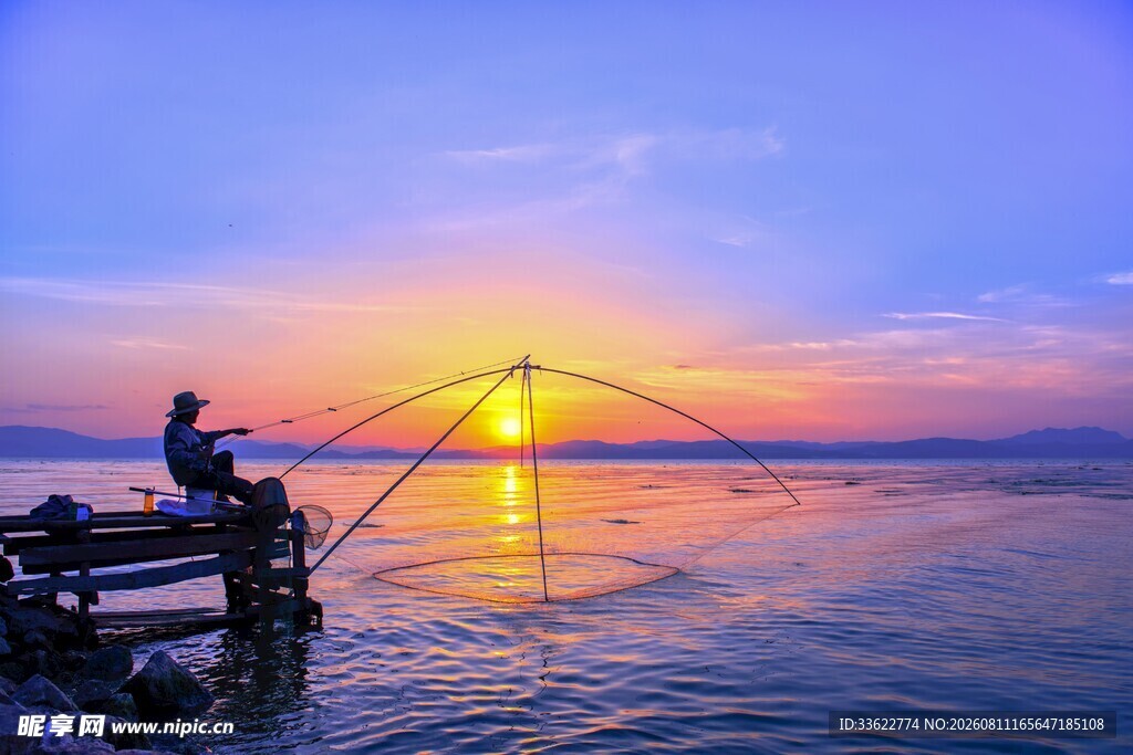 夕阳下的海边垂钓者