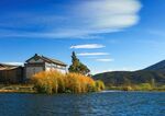湖畔古建筑与蓝天美景