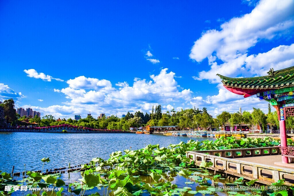 湖畔亭景 碧波蓝天绿意浓