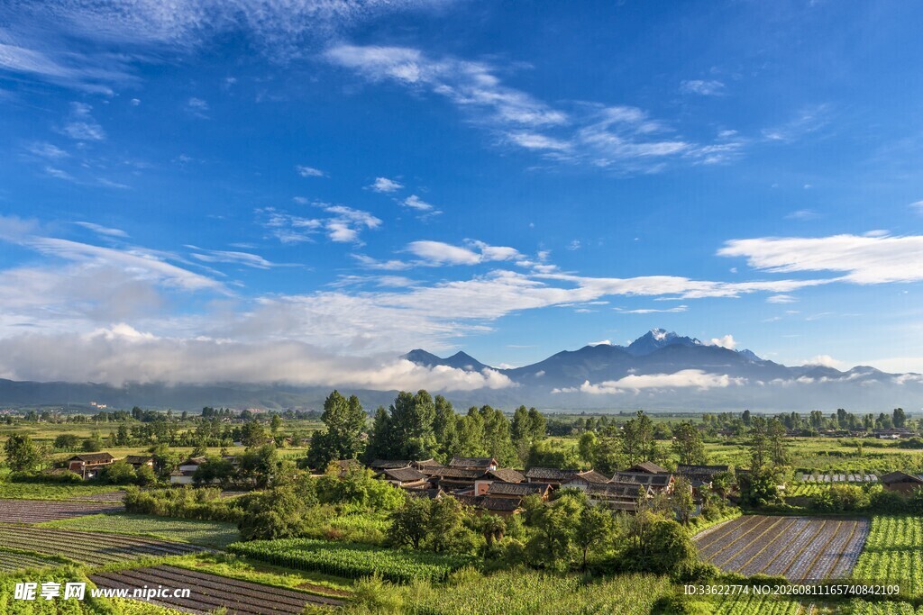田园风光中的远山美景