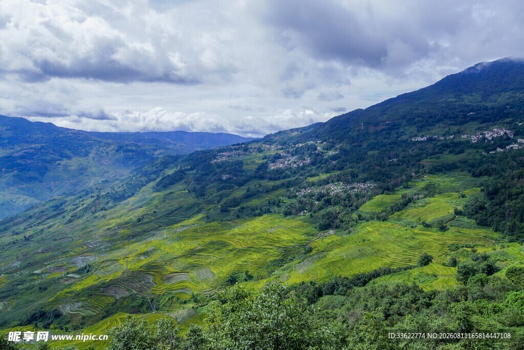 青山绿野间的壮美山景