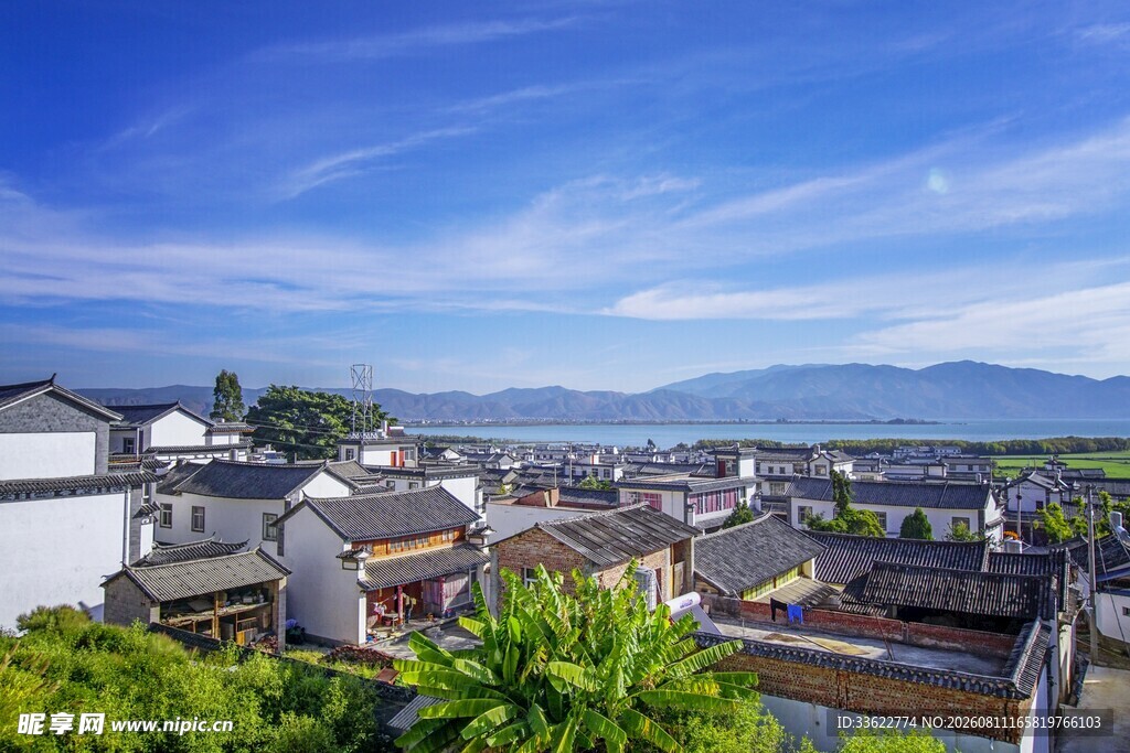 古村落全景 蓝天绿树相伴