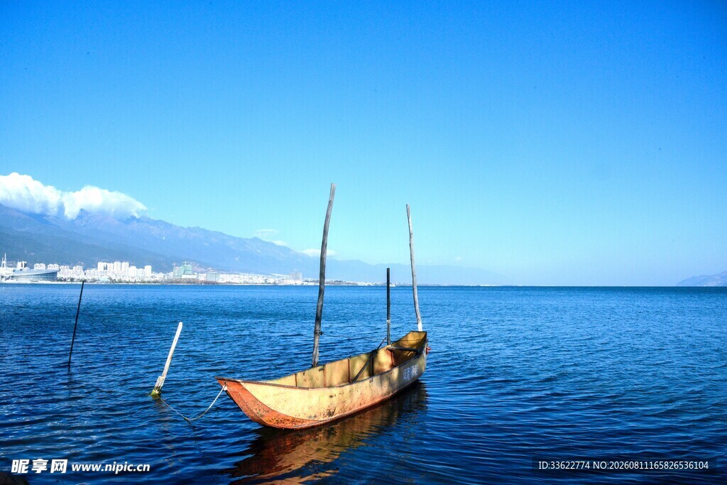 海上孤舟 远方山峦蓝天