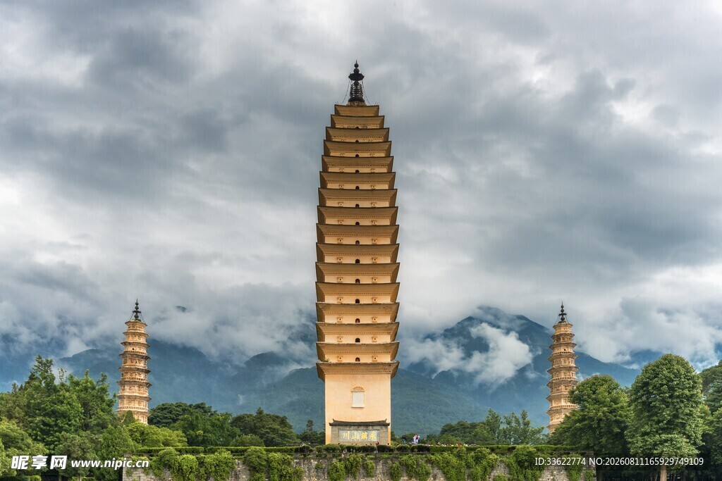 巍峨古塔屹立于山林之间