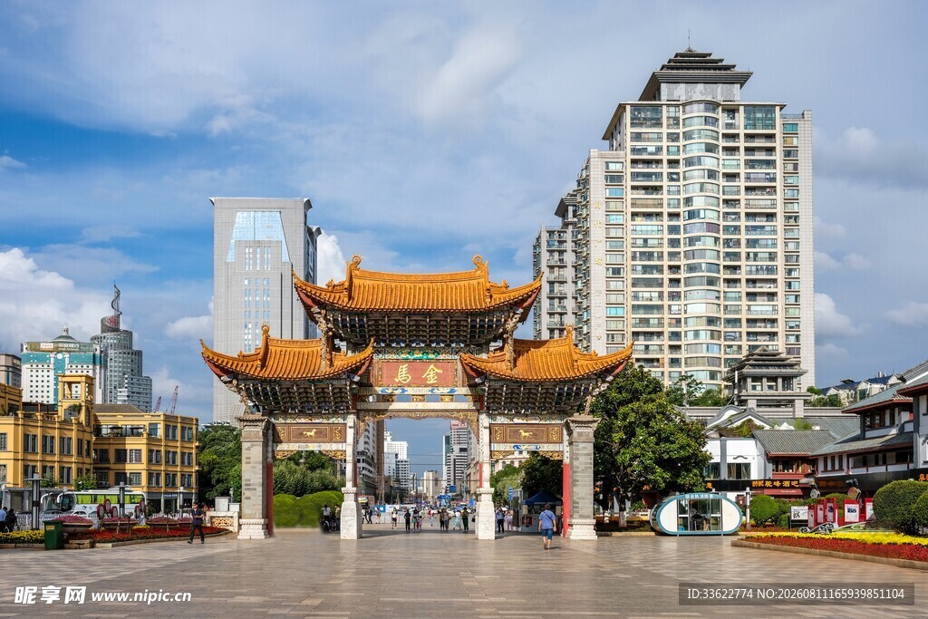 中式牌坊与现代建筑相映
