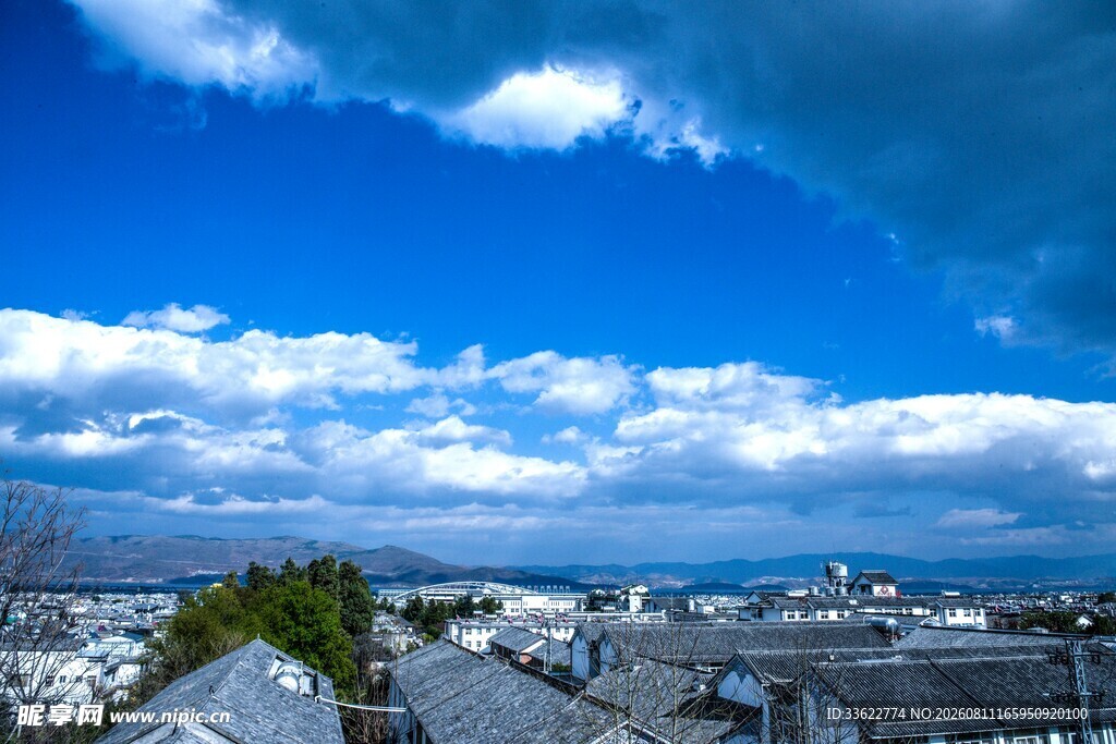 屋顶视角下的蓝天白云城市景