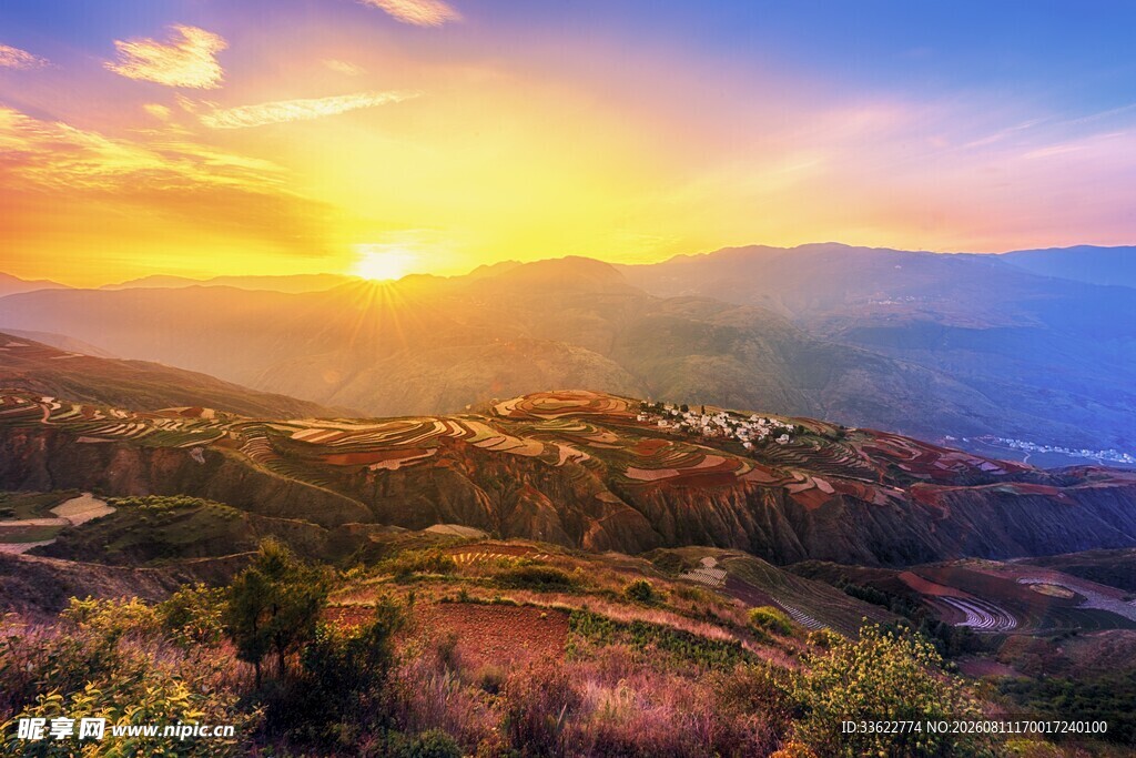 壮丽山间日出美景