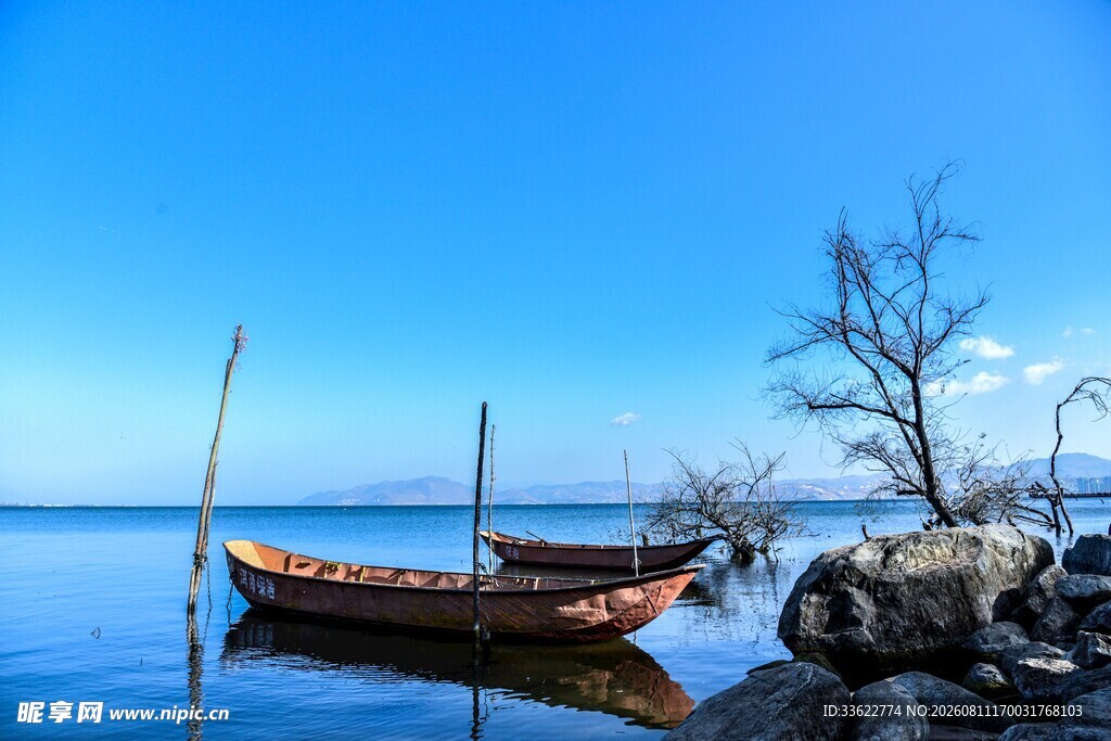 湖畔孤舟静景