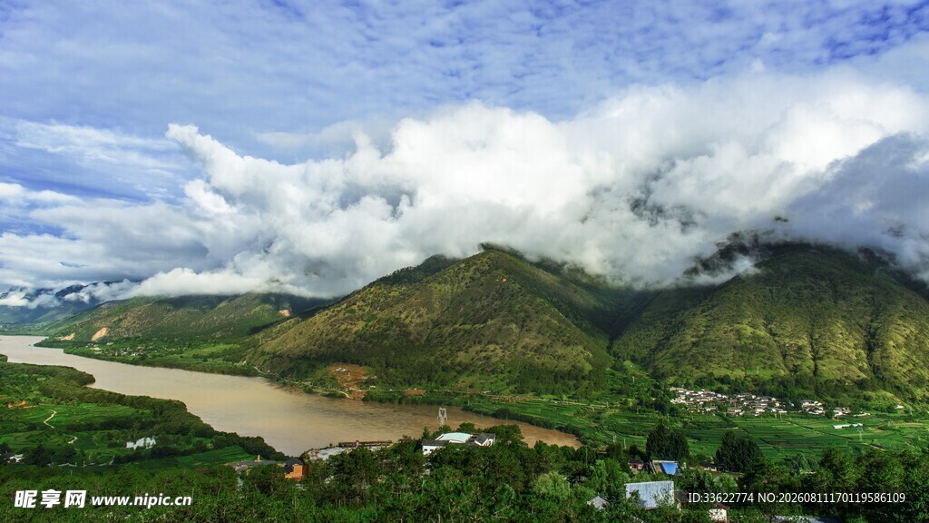 山间河畔风景图