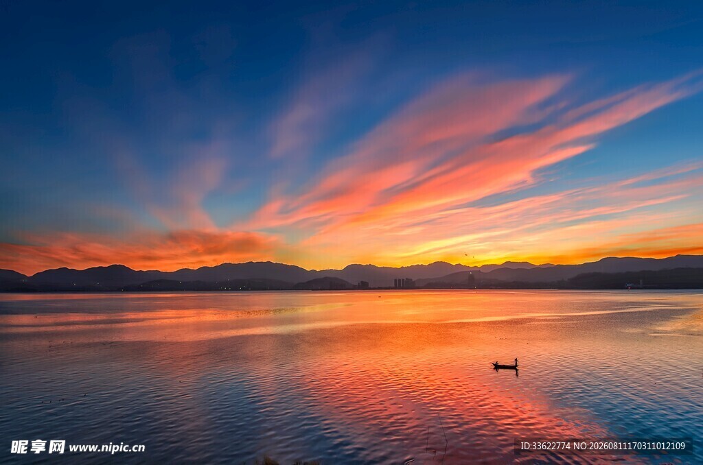 湖畔绚丽晚霞美景