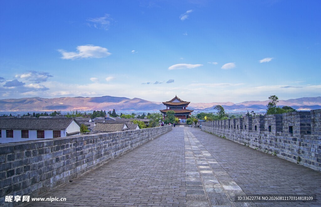 古桥风景 远处楼阁映蓝天
