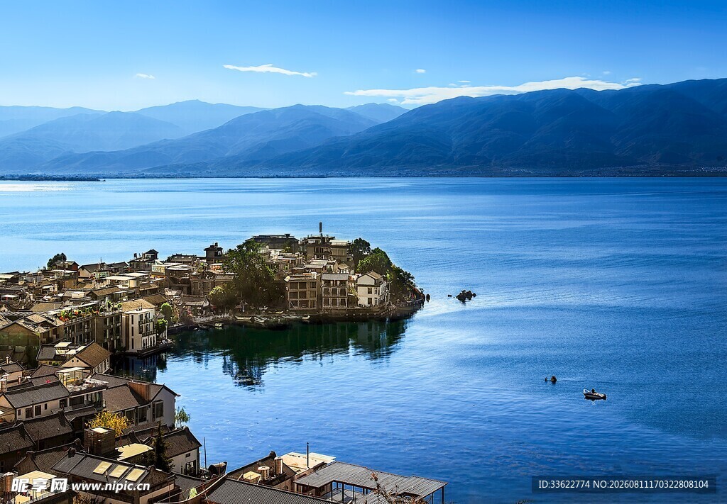 宁静海边岩石与远山美景