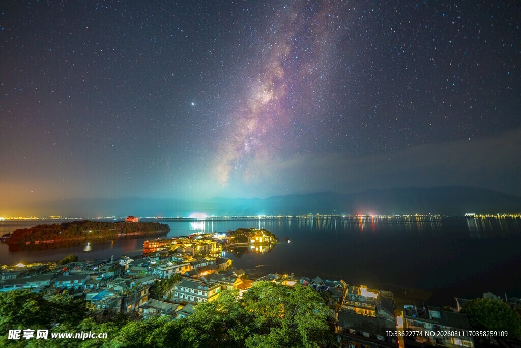 夜空下的璀璨星河与城市景