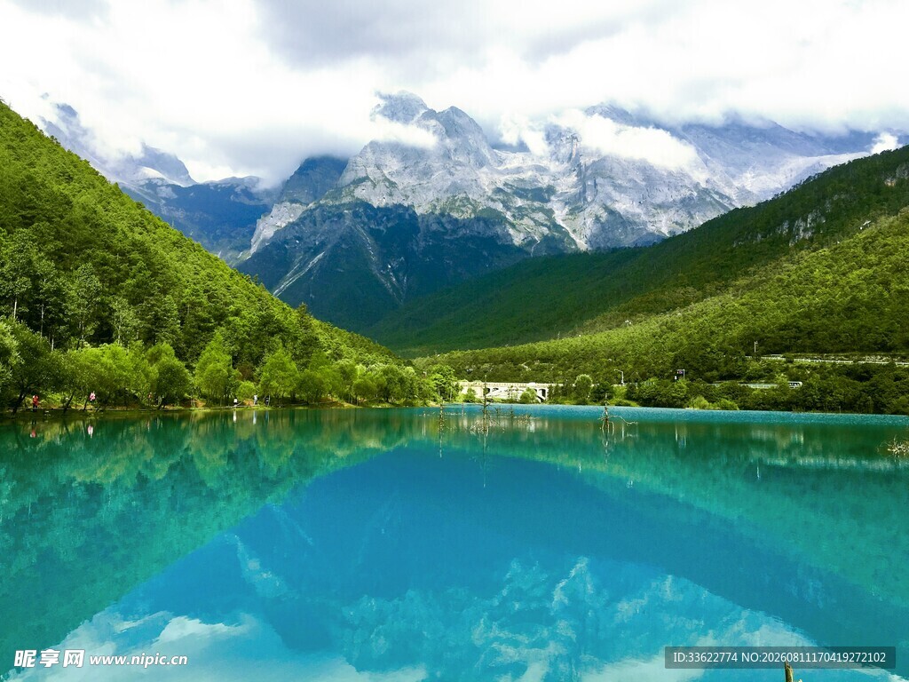 梦幻蓝湖映青山雪峰