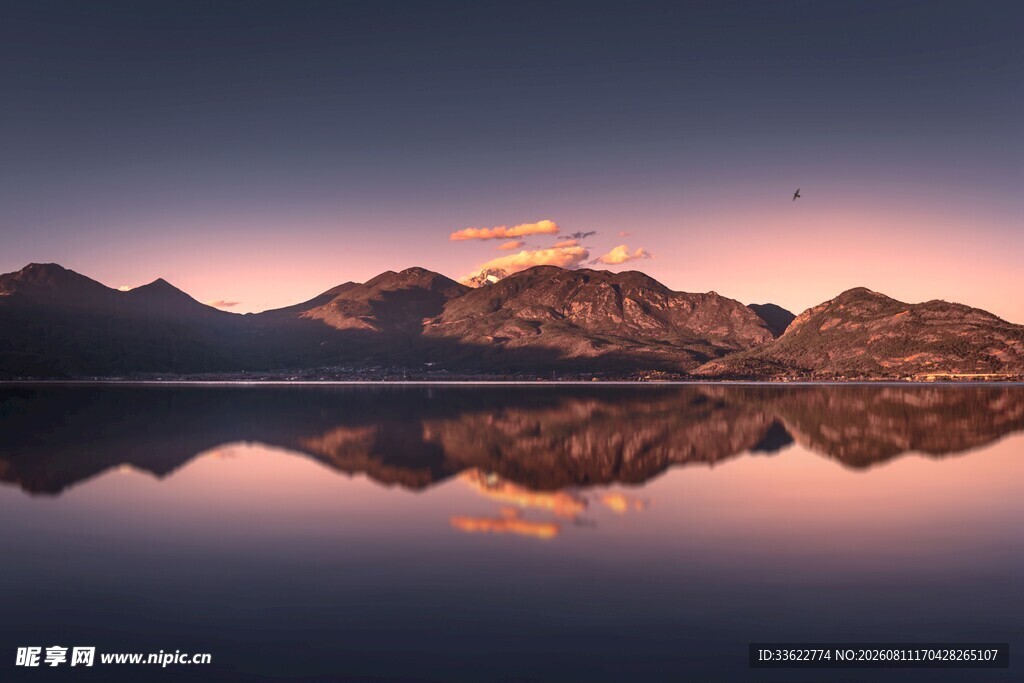 湖畔山景 绝美霞光倒影