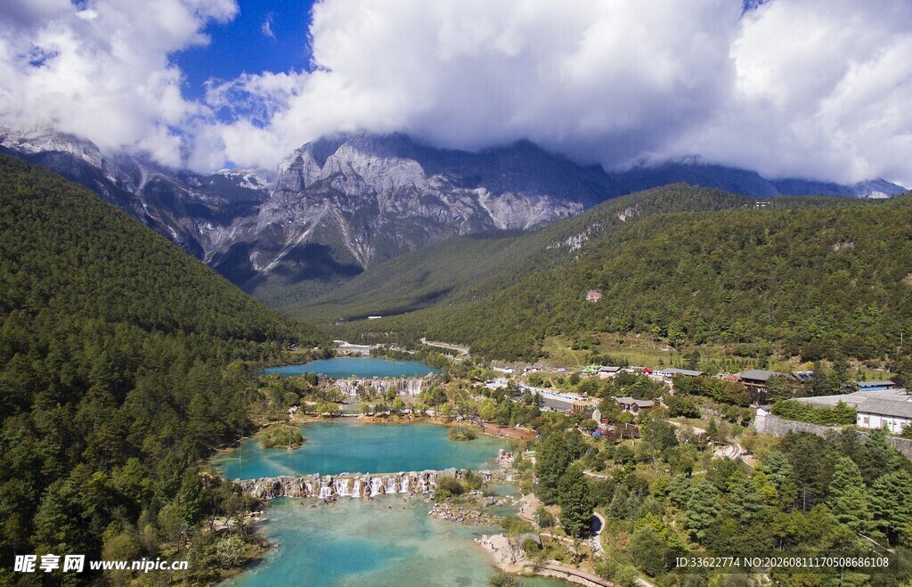 山间蓝湖美景